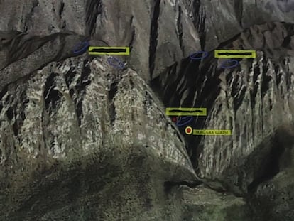 Refugios del PKK en la montaña Gare, en el norte de Irak según imágenes en 3D suministradas por el Ejército de Turquía. El punto rojo señala la entrada de la cueva donde se hallaban los rehenes muertos durante la operación militar.