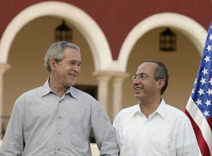 El presidente de EE UU, George W. Bush, posa junto a su homólogo mexicano, Felipe Calderón, durante su encuentro de ayer.