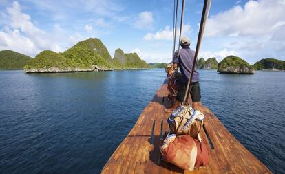 Cruzeiro pelas ilhas Pulau Wayag, no arquipélago de Raja Ampat (Indonésia).