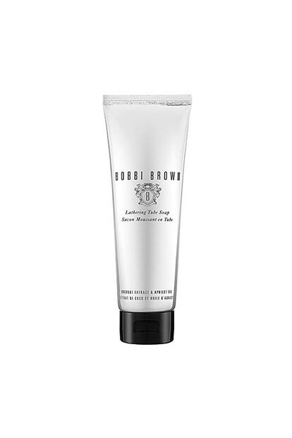 En Bobbi Brown puedes encontrar este práctico tubo que contiene jabón vegetal desmaquillante. Contiene una fórmula tres en uno que limpia, refresca y suaviza la piel. Su precio es de 26 euros.