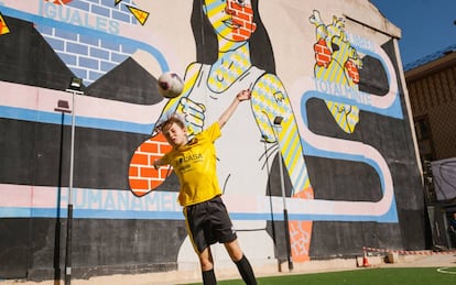 Una jugadora de Dragones de Lavapiés golpea el balón en el remodelado solar de la calle Embajadores.