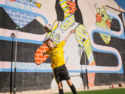 Una jugadora de Dragones de Lavapiés golpea el balón en el remodelado solar de la calle Embajadores.