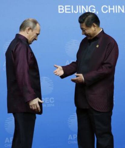 O presidente da China, Xi Jinping saúda Valdimir Putin, na cúpula da APEC.