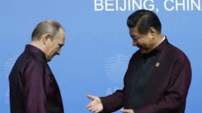 O presidente da China, Xi Jinping saúda Valdimir Putin, na cúpula da APEC.