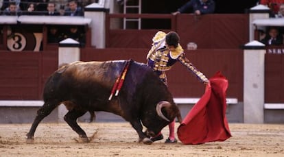 Alejandro Talavante, en una de sus extraordinarias series de naturales al segundo toro de su lote.