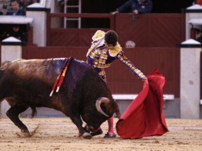 Alejandro Talavante, en una de sus extraordinarias series de naturales al segundo toro de su lote.