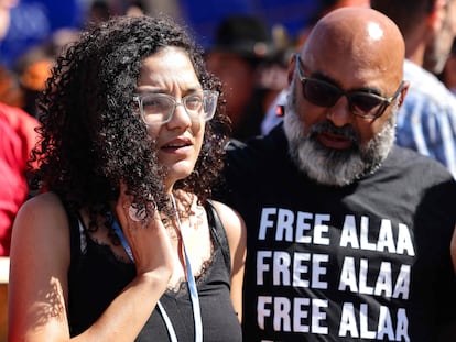 Sanaa Seif, hermana del preso político en Egipto Alaa Abdelfatá, en una manifestación celebrada este sábado en la cumbre del clima, en la ciudad egipcia de Sharm el Sheij.