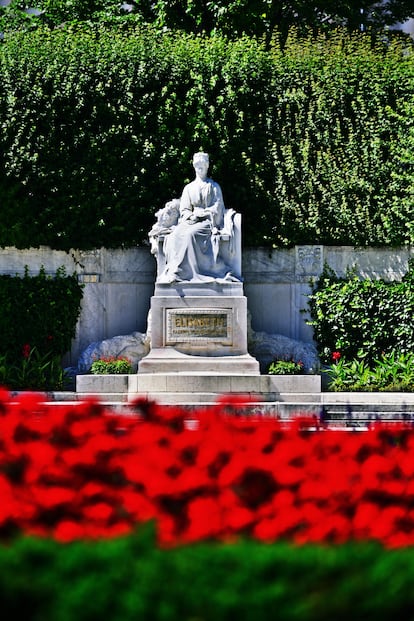 Estatua de Sissi en Volksgarten, Viena.