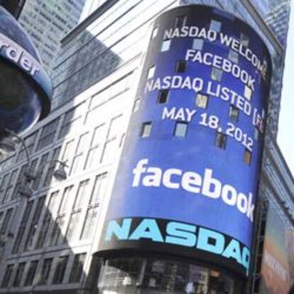 Vista del logotipo de la red social Facebook en el luminoso del exterior de la sede del mercado Nasdaq