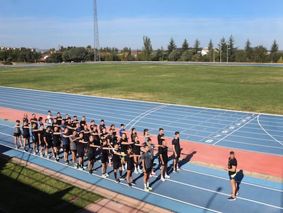 Alumnos de la academia de policía de Ávila se ejercitan a primera hora de la mañana.