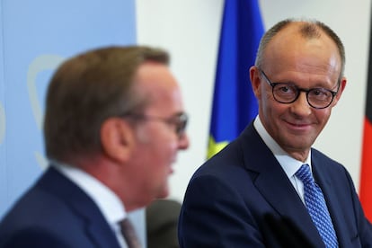 El canciller Friedrich Merz y el ministro de Defensa, Boris Pistorius, este miércoles durante la conferencia de prensa en la sede del ministerio, en Berlín. 