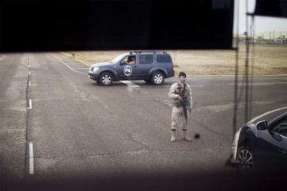 Tras la maniobra, Carter se ha reunido con sus tropas. En la imagen, un militar estadounidense custodia uno de los cruces de la base mientras el secretario de Defensa se dirige al encuentro con los soldados.