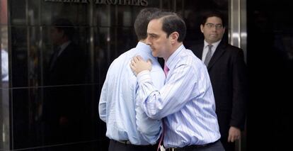 Dos empleados de Lehman Brothers se abrazan en el exterior de la sede de la compa&ntilde;&iacute;a en Nueva York, el 15 septiembre de 2008.