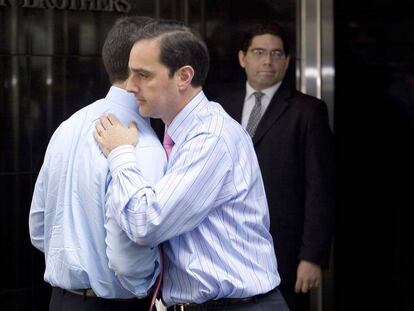 Dos empleados de Lehman Brothers se abrazan en el exterior de la sede de la compa&ntilde;&iacute;a en Nueva York, el 15 septiembre de 2008.