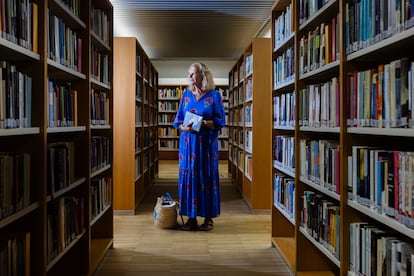 L'escriptora Carme Riera ala biblioteca Can Sales, de Palma de Mallorca, sosté el llibre 'Gràcies'