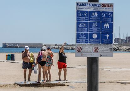 Cartelería informativa en la playa de la Malva-rosa, de Valencia, sobre medidas de seguridad.