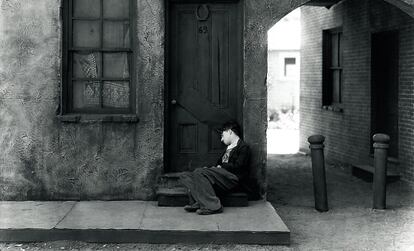 No es lo mismo dormir en la calle porque uno se ha olvidado las llaves que hacerlo porque la sociedad se ha olvidado de uno. Aquí, un fotograma de El chico (1921), de Charles Chaplin.