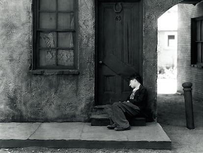 No es lo mismo dormir en la calle porque uno se ha olvidado las llaves que hacerlo porque la sociedad se ha olvidado de uno. Aquí, un fotograma de El chico (1921), de Charles Chaplin.