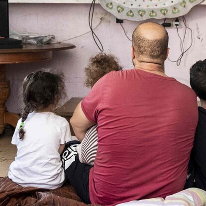 Djamal Zatout, en el salón de su casa junto a sus tres hijos, Kheira, Halima y Mustapha.