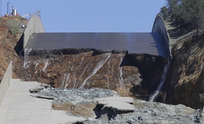 Esta es la rampa principal de desagüe de la presa Oroville, esta semana. Está partida en dos después de ser utilizada durante días de forma intensiva para evitar una rotura en otra parte de la presa. Casi 200.000 personas fueron evacuadas en esta crisis, provocada por las intensas lluvias y la falta de mantenimiento de las infraestructuras hídricas de California.