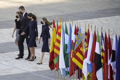 La Família Reial arriba a l'homenatge de les víctimes de la covid al Palau Reial.