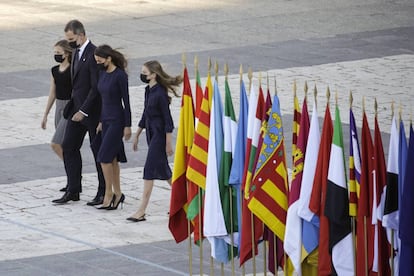 La Família Reial arriba a l'homenatge de les víctimes de la covid al Palau Reial. 
 