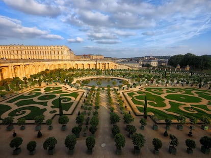 Parterres de l'Orangerie, en los jardines del palacio de Versalles, con más de 1.500 arbustos, en su mayoría naranjos, laureles, granados y mirtos.