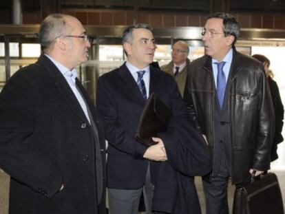 De izquierda a derecha, Martin Garitano, Javier de Andrés, José Luis Bilbao y el consejero Carlos Aguirre, antes del Consejo Vasco de Finanzas. 