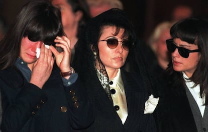 Allegra Gucci (izquierda) y Alessandra Gucci (derecha) junto a su madre Patrizia Reggiani Martinelli (centro) en el funeral de Maurizio Gucci en Milán en 1995. 