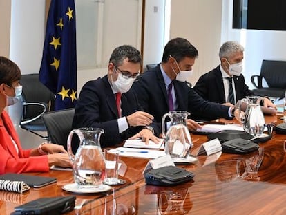 Desde la izquierda, Isabel Rodríguez, Félix Bolaños, Pedro Sánchez y Fernando Grande-Marlaska, en la reunión de la Comisión Mixta.
