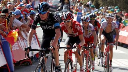 Froome cruza la linea de meta