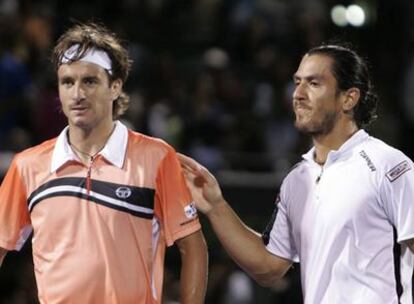 El argentino Guillermo Cañas saluda a Robredo tras el final del partido que lo ha enfrentado en el Torneo de Miami.