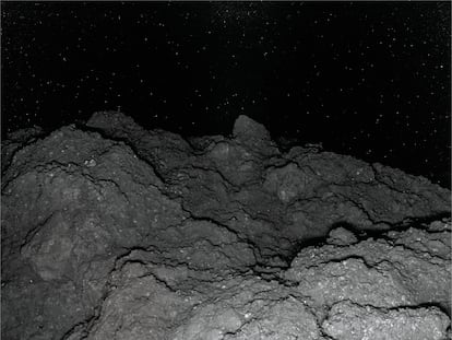 Superficie del asteroide Ryugu fotografiada por la sonda japonesa 'Hayabusa 2'.