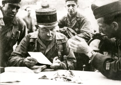 De izquierda a derecha, el sargento aragonés Martín Bernal, el capitán francés Raymond Dronne, el soldado Pirlian y el teniente valenciano Amado Granell, el 25 de agosto de 1944 en la plaza del ayuntamiento de París, preparando la toma de una central telefónica.