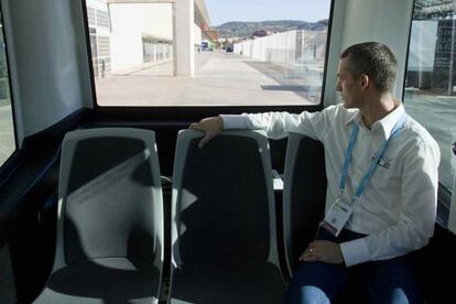 Guillaume Drieux, de Easy Mile, dentro del autob&uacute;s sin conductor que ha creado la empresa. 