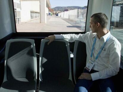 Guillaume Drieux, de Easy Mile, dentro del autob&uacute;s sin conductor que ha creado la empresa. 