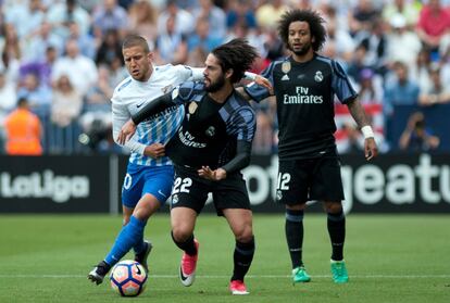 El centrocampista del Real Madrid, Isco, se lleva el balón ante Sergio Gontan, del Málaga.