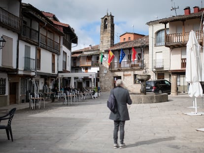 Plaza de Aniceto Marinas de Villanueva de la Vera (Cáceres), con el Ayuntamiento al fondo.