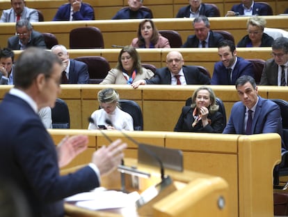 El líder del PP, Alberto Núñez Feijóo, comparece en un pleno del Senado, este martes. Sentado, a la derecha, el presidente del Gobierno, Pedro Sánchez.