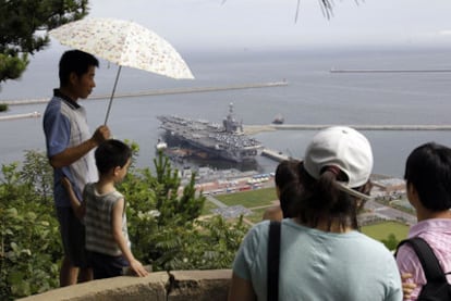 Un grupo de surcoreanos observa el portaaviones estadounidense <i>George Washington</i> en el puerto de Busan, al sur de Seúl.