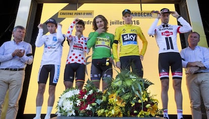 Yates, De Gendt, Sagan, Froome y Dumoulin depositan en el podio las flores tras el minuto de silencio por las víctimas de Niza.