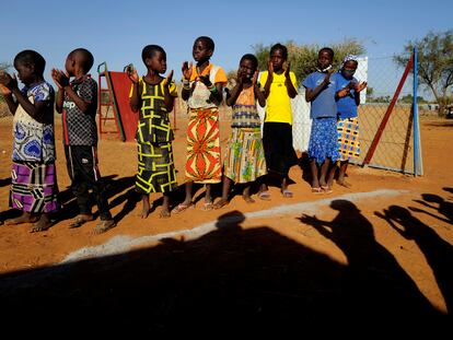 Niños que huyeron de la violencia yihadista en un campo de desplazados internos en Kaya (Burkina Faso), el pasado mes de noviembre.