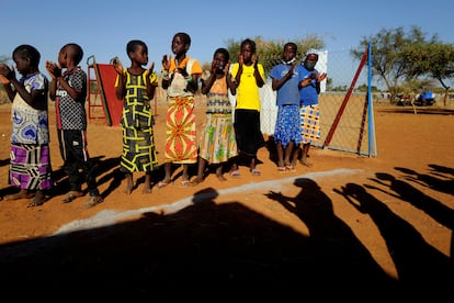 Niños que huyeron de la violencia yihadista en un campo de desplazados internos en Kaya (Burkina Faso), el pasado mes de noviembre.