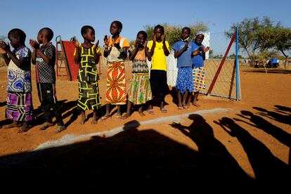 Niños que huyeron de la violencia yihadista en un campo de desplazados internos en Kaya (Burkina Faso), el pasado mes de noviembre.