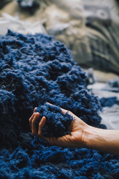 Los residuos textiles que llegan a Recover™ se transforman en un esponjoso algodón reciclado que los fabricantes convertirán en hilo, cerrando el círculo. 