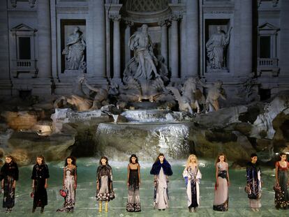 Las modelos desfilan sobre el agua de la Fontana de Trevi en el 90 aniversario de Fendi