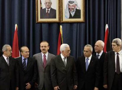 El presidente palestino, Mahmud Abbas (centro), posa ayer junto a miembros de su nuevo Gabinete en Ramala.