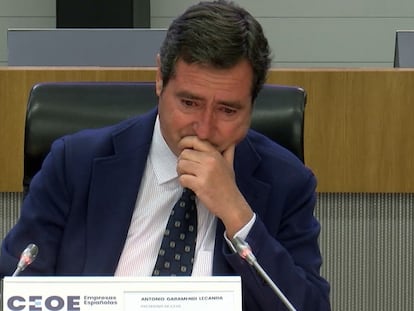 El presidente de CEOE, Antonio Garamendi, emocinado tras recivir una ovación y aplauso de la asamblea general de la CEOE, este miércoles.