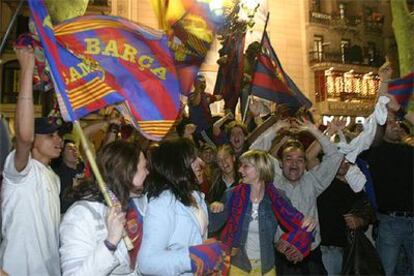 Los aficionados azulgrana celebran el triunfo en Barcelona.
