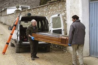 Traslado de los cuerpos al deposito municipal de Tamarite de Litera (Huesca) para practicarles las autopsias.